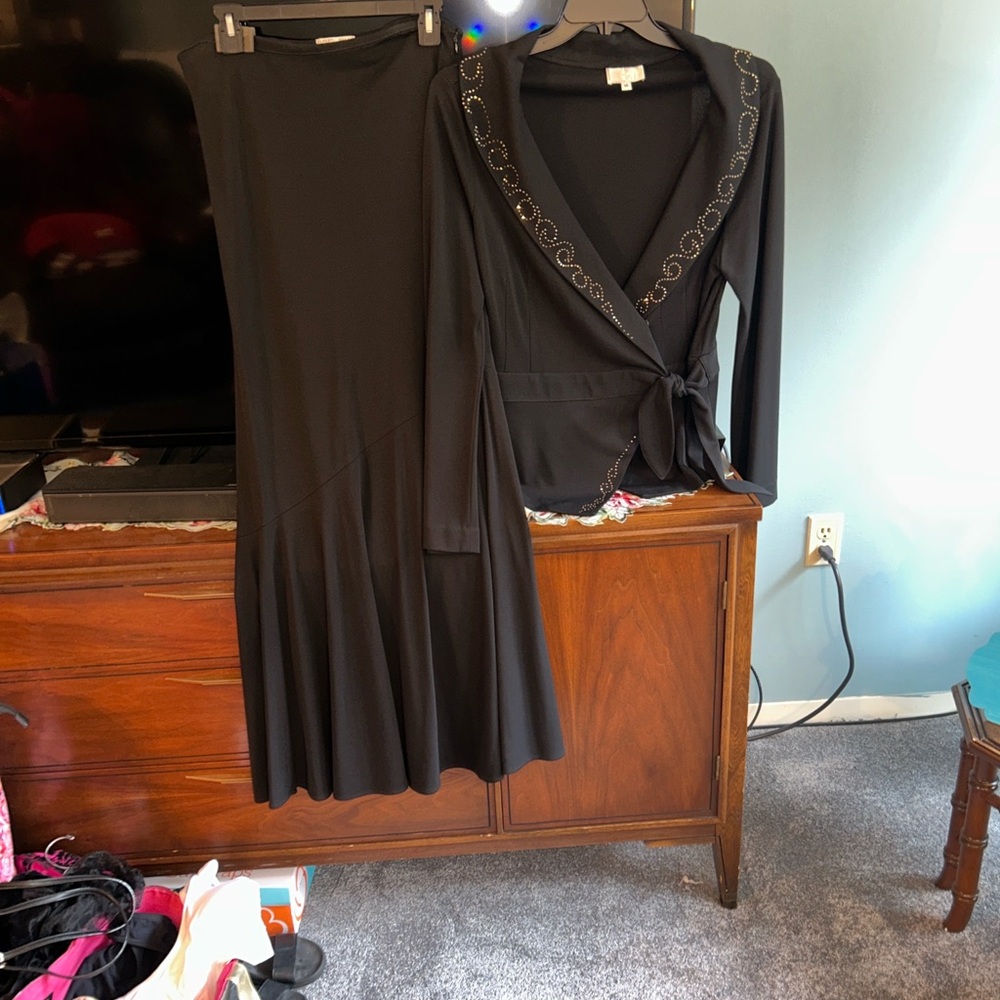 Alberto Makali- S=14
Black Jacket w/Gold trim w/black long Skirt Never Worn!